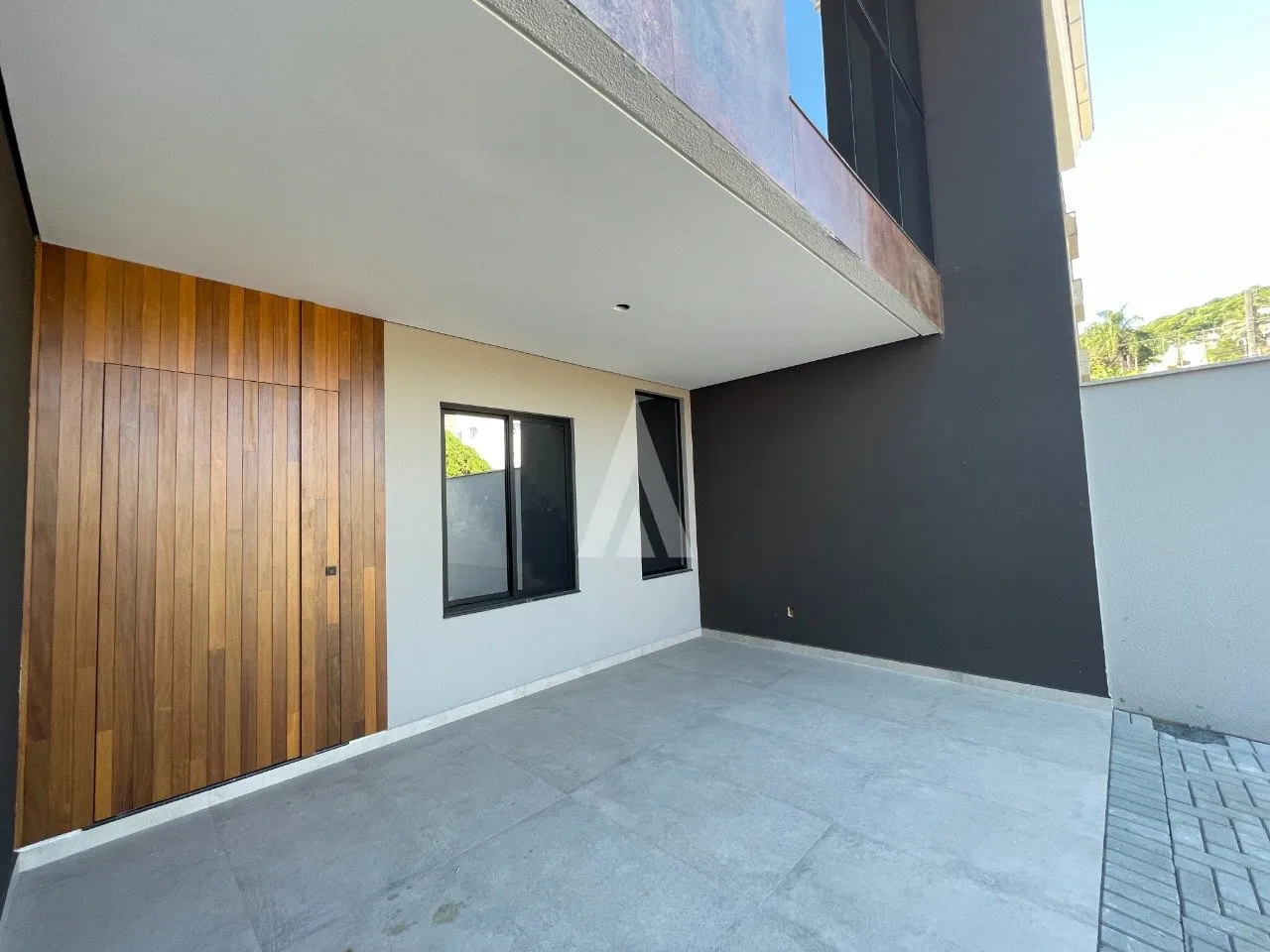Sobrado Geminado com 1 suíte(s) mais 2 quarto(s) à venda no bairro Saguaçu em Joinville, por R$ 850.000.00. — foto 2