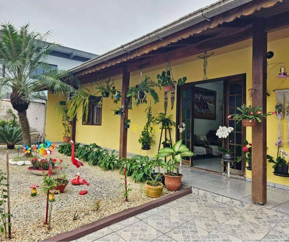 Casa com 3 dormitórios sendo 1 suíte, no bairro Fortaleza - foto 1