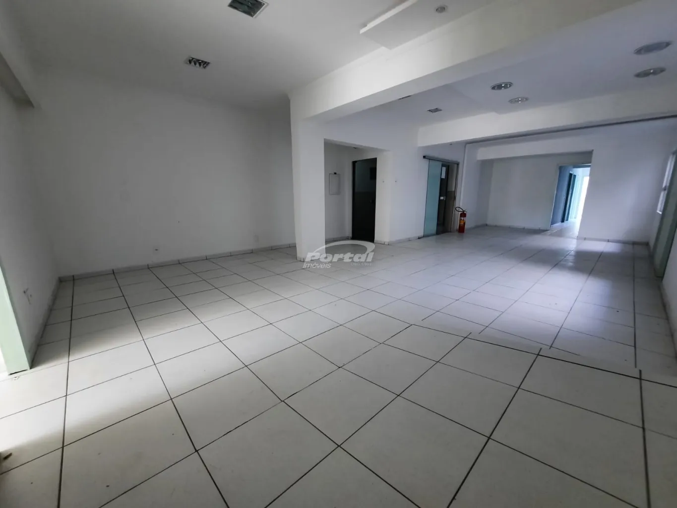 Sala comercial disponível para locação no bairro Centro, Blumenau/SC. - foto 1