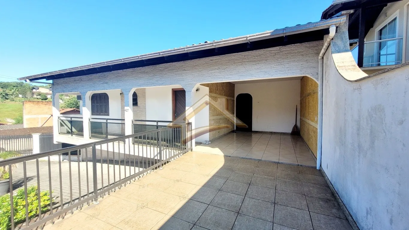 Casa de esquina com três dormitórios no bairro Tribess em Blumenau! - foto 1