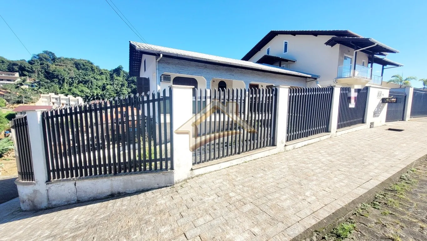 Casa de esquina com três dormitórios no bairro Tribess em Blumenau! — foto 3