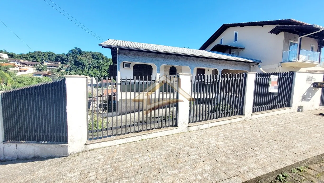 Casa de esquina com três dormitórios no bairro Tribess em Blumenau! — foto 4