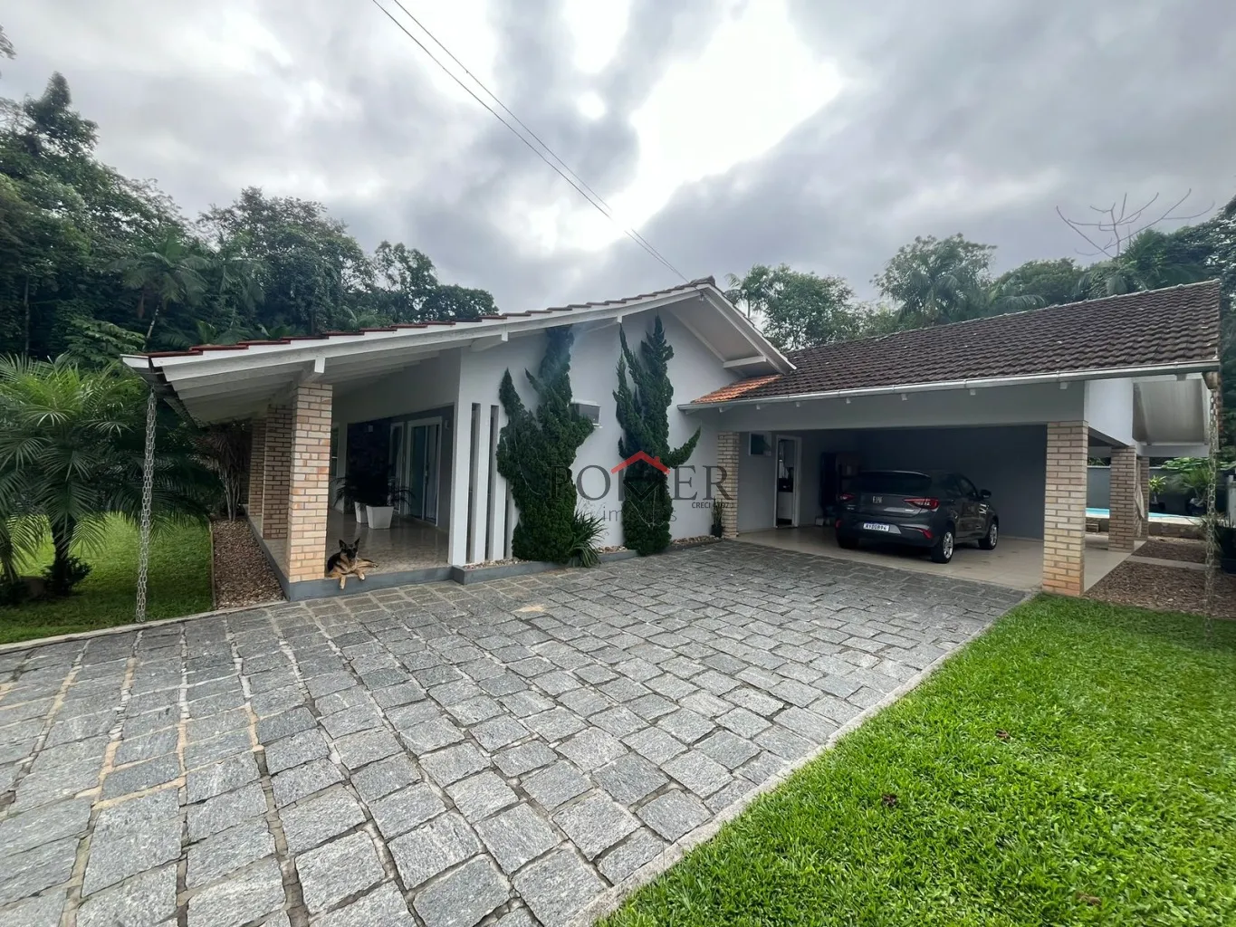 Linda Casa no Centro da Cidade, em localização privilegiada, rua asfaltada e sem saída. Com 224,89m de construção, edificado num terreno com 640,00m. - foto 1