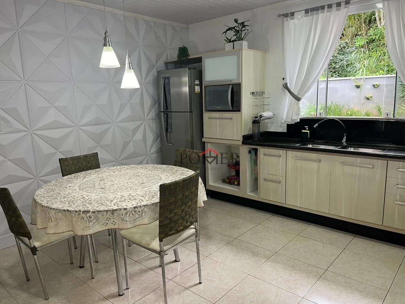 Linda Casa no Centro da Cidade, em localização privilegiada, rua asfaltada e sem saída. Com 224,89m de construção, edificado num terreno com 640,00m. — foto 5