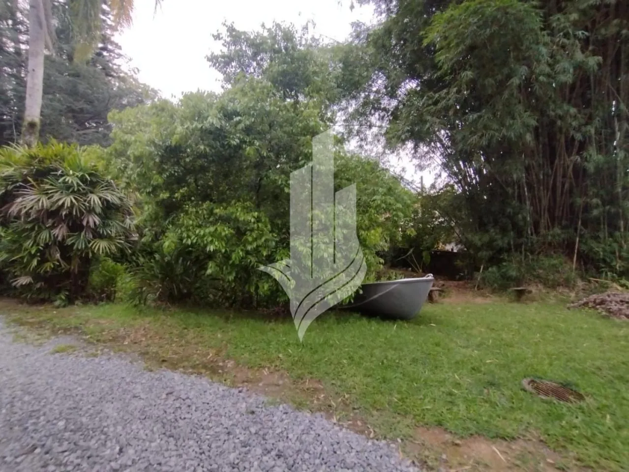 Terreno à venda no Bairro Água Verde em Blumenau com 3.612,20m, sendo 27 metros de frente, plano e leve aclive nos fundos - foto 1