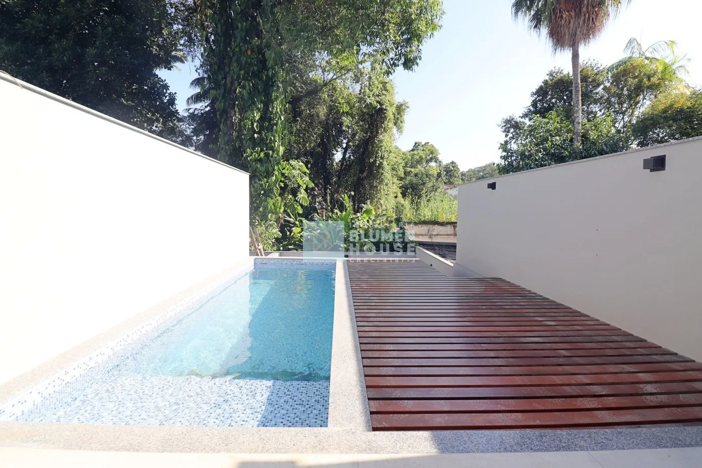 Sobrado com 3 suítes e área com piscina no bairro Água Verde! — foto 4