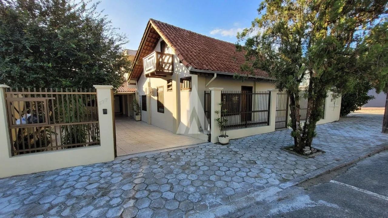 Sobrado com 3 suítes à venda no bairro Saguaçu em Joinville - SC, por R$ 850.000,00. - foto 1