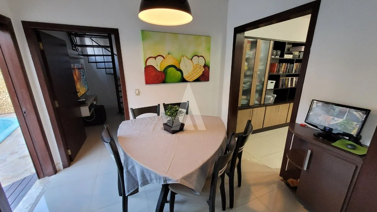 Sobrado com 3 suítes à venda no bairro Saguaçu em Joinville - SC, por R$ 850.000,00. — foto 4
