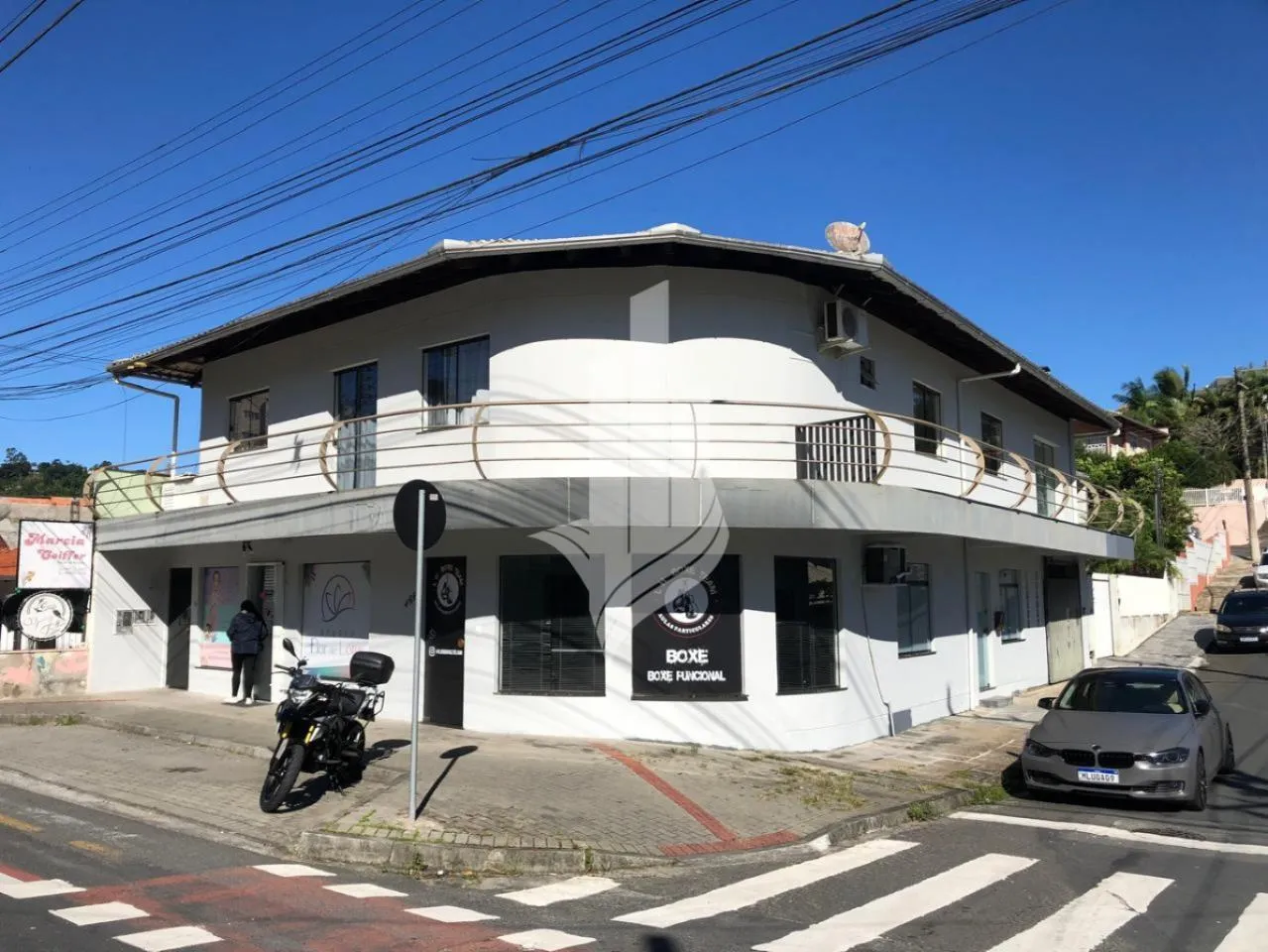 Prédio de esquina no inicio do Bairro Fortaleza, contendo 2 apartamentos e duas salas comerciais. - foto 1