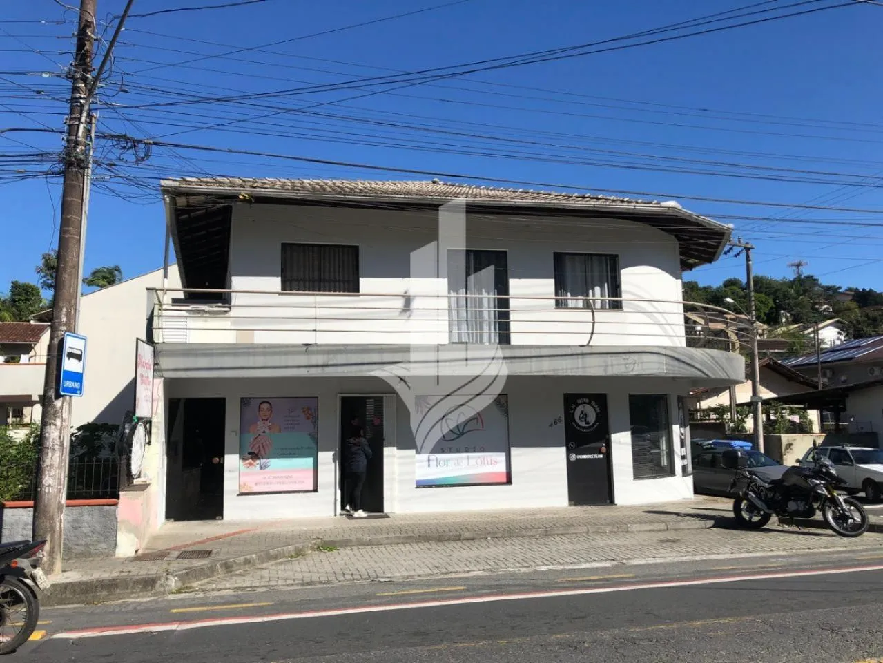 Prédio de esquina no inicio do Bairro Fortaleza, contendo 2 apartamentos e duas salas comerciais. — foto 2