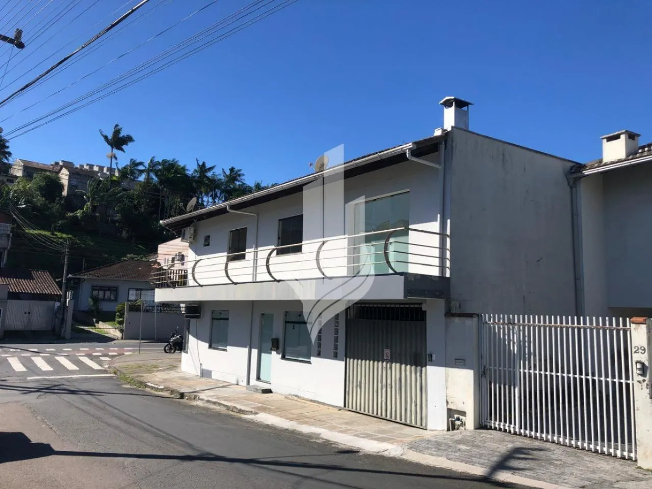 Prédio de esquina no inicio do Bairro Fortaleza, contendo 2 apartamentos e duas salas comerciais. — foto 3