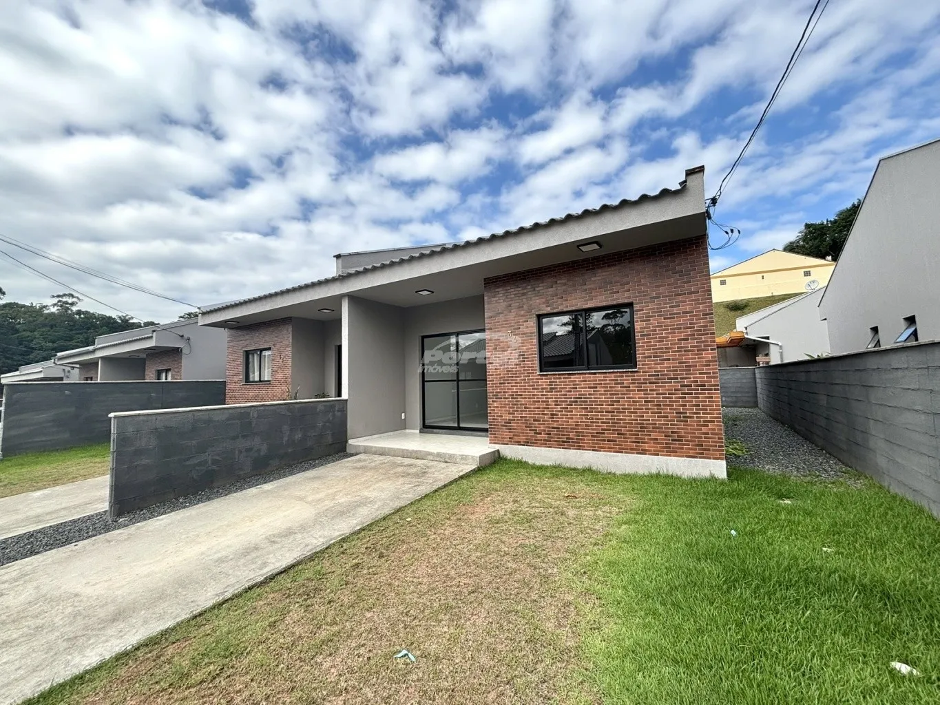 Imóvel com aproximadamente 70m, contendo 02 dormitórios sendo 01 suíte, ampla sala de estar, cozinha e sala de jantar conjugadas, área de serviço, amplo quintal nos fundos e 01 vaga de garagem. - foto 1