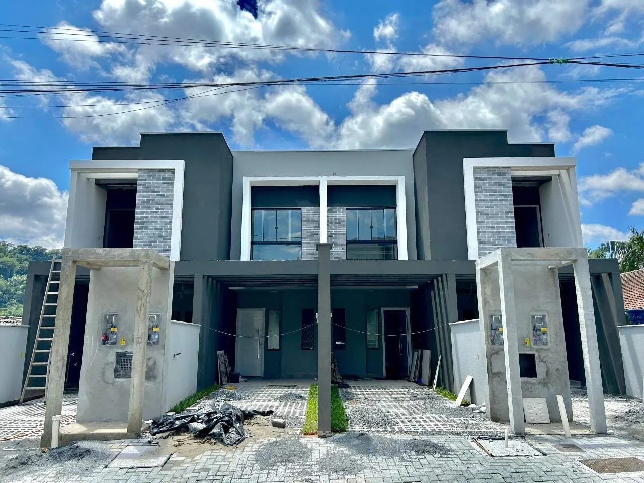 Sobrado tríplex com porão e alto padrão de acabamento no bairro Água Verde! — foto 2