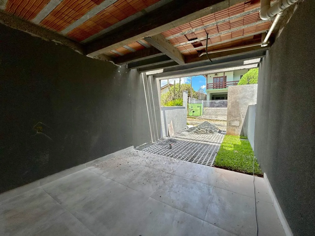 Sobrado tríplex com porão e alto padrão de acabamento no bairro Água Verde! — foto 3