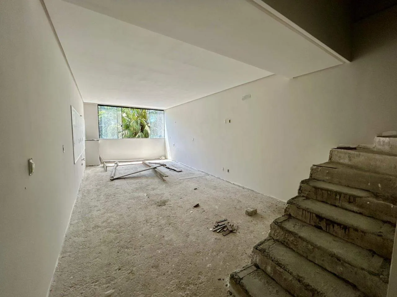 Sobrado tríplex com porão e alto padrão de acabamento no bairro Água Verde! — foto 4