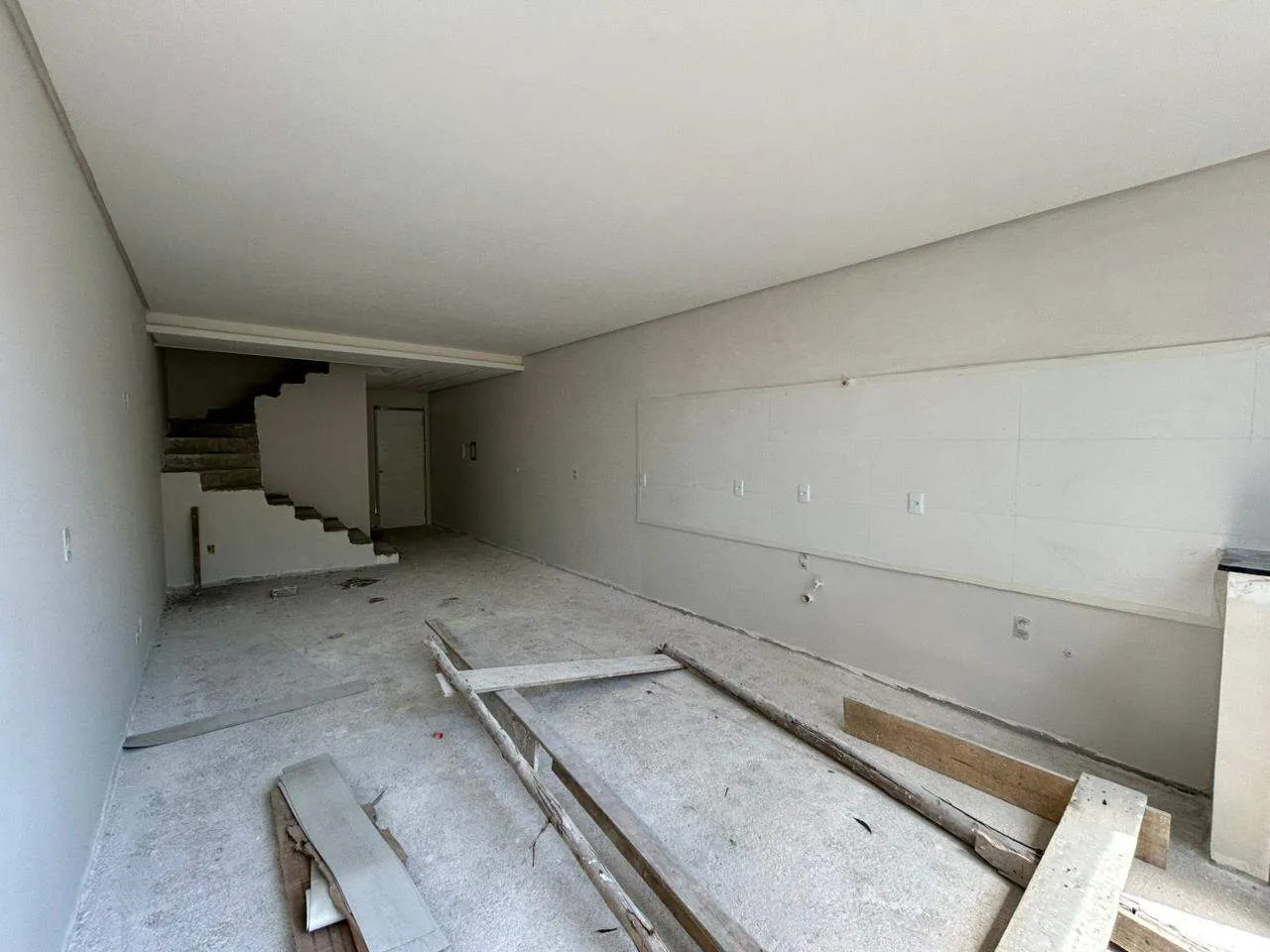 Sobrado tríplex com porão e alto padrão de acabamento no bairro Água Verde! — foto 5