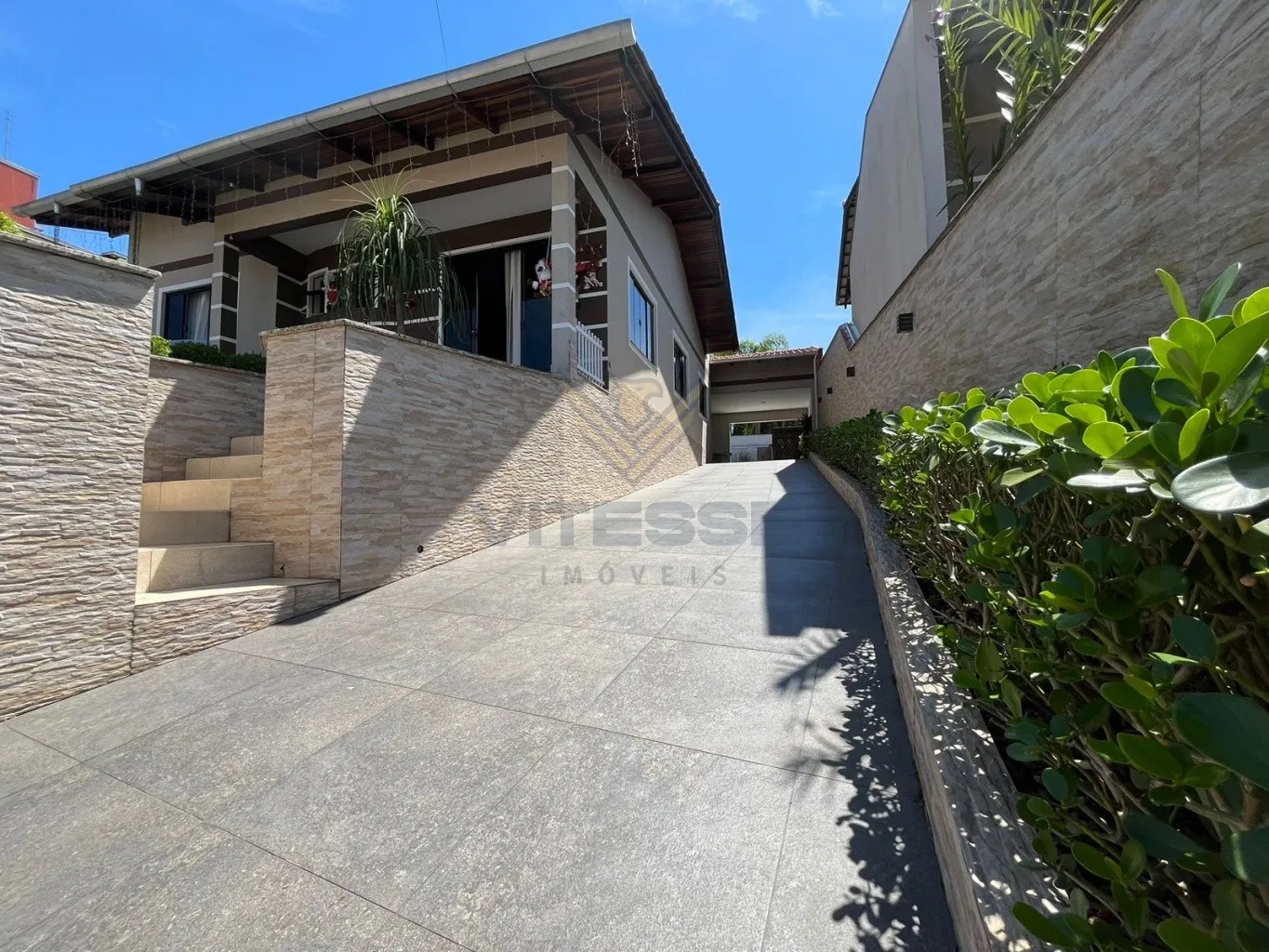 Casa com piscina e móveis planejados sob medida - Bairro Carijós — foto 5