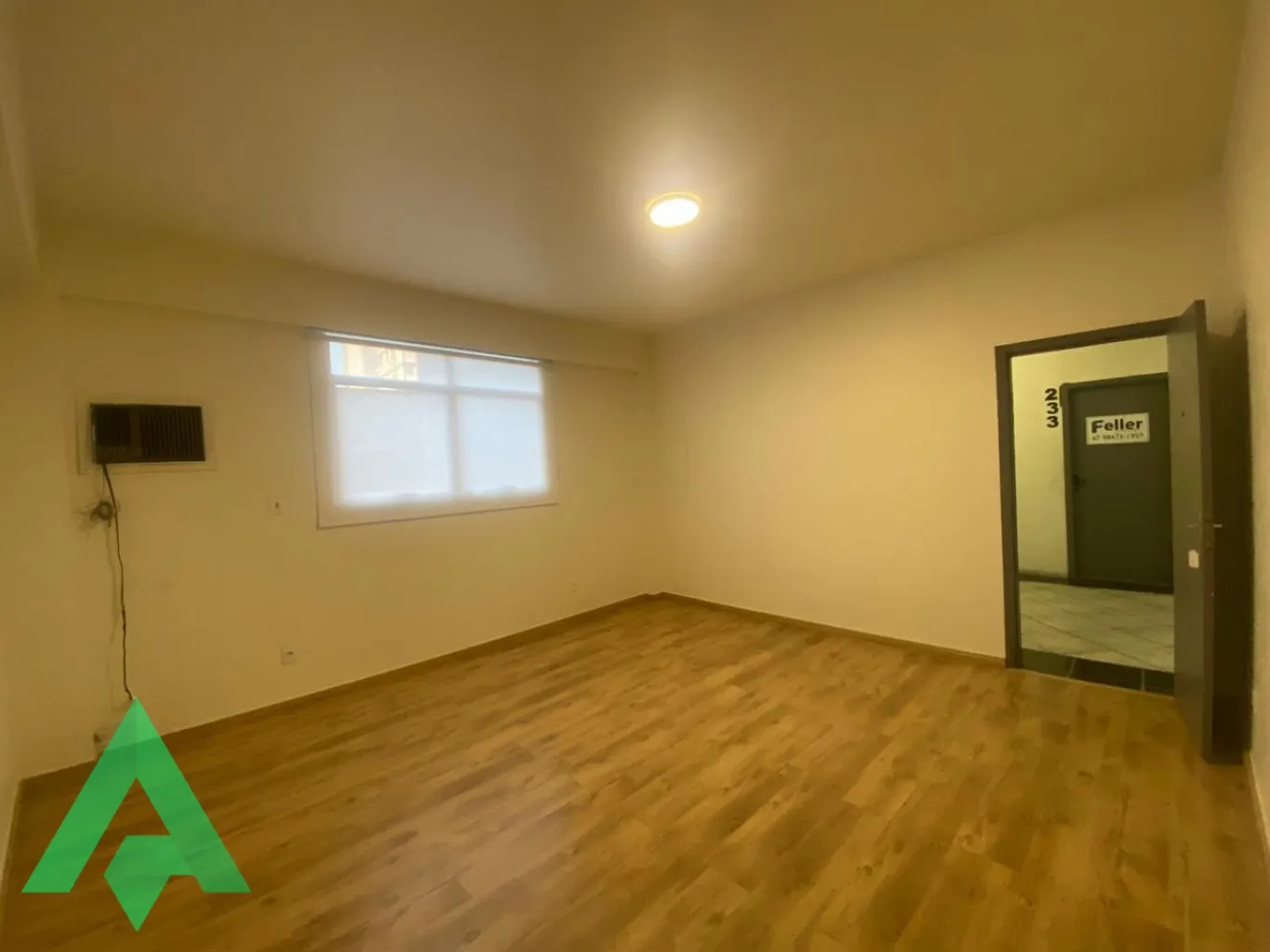 Sala Comercial de 20m para locação por R$ 1.420,00 - Bairro Centro - Blumenau/SC - foto 1