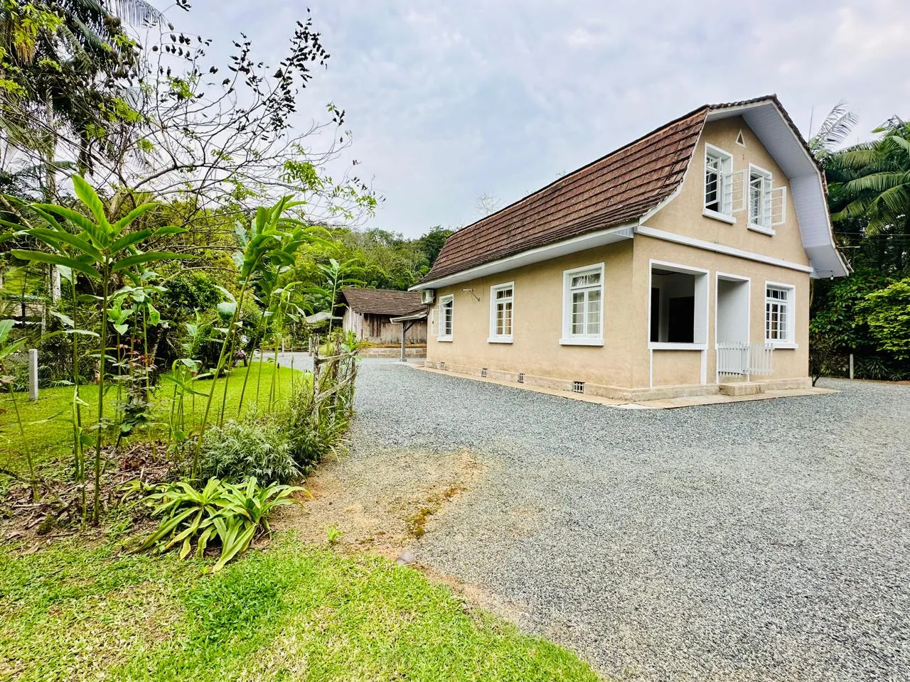 Casa Antiga com amplo jardim - foto 1