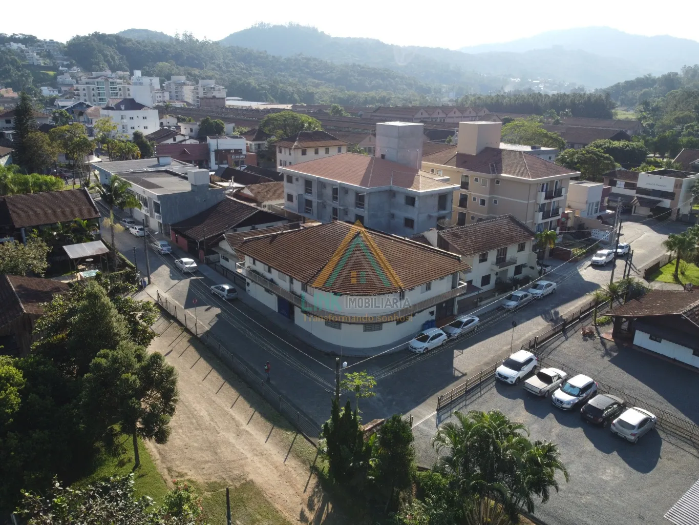 Prédio Comercial e 2 apartamentos no Centro da cidade de Pomerode -SC, na Rua Victor Konder, contendo: - foto 1