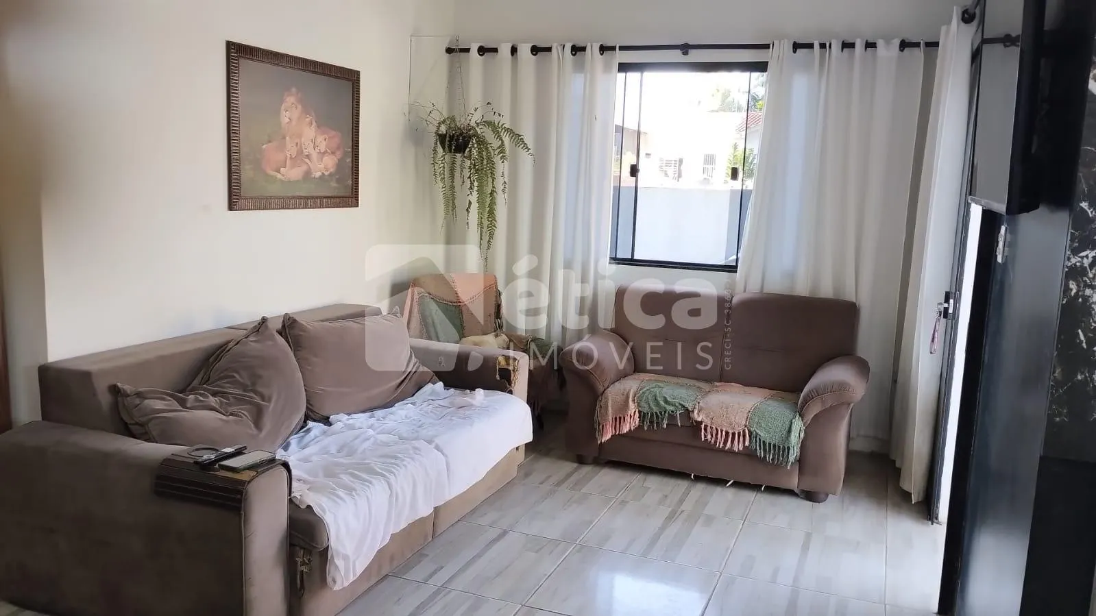 Espaçosa casa com Quintal Frutífero, no Bairro Itaipava. — foto 2