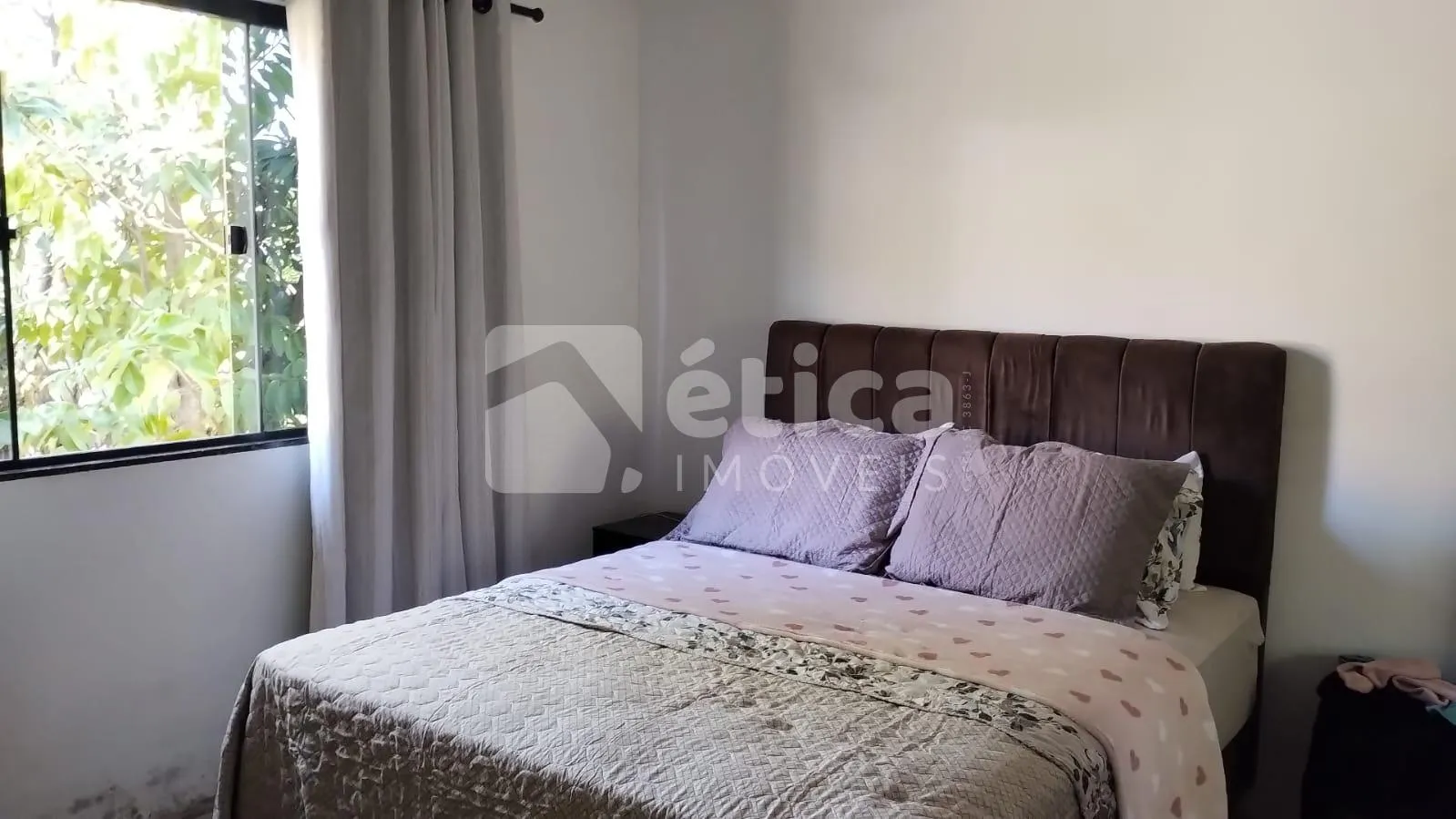 Espaçosa casa com Quintal Frutífero, no Bairro Itaipava. — foto 3