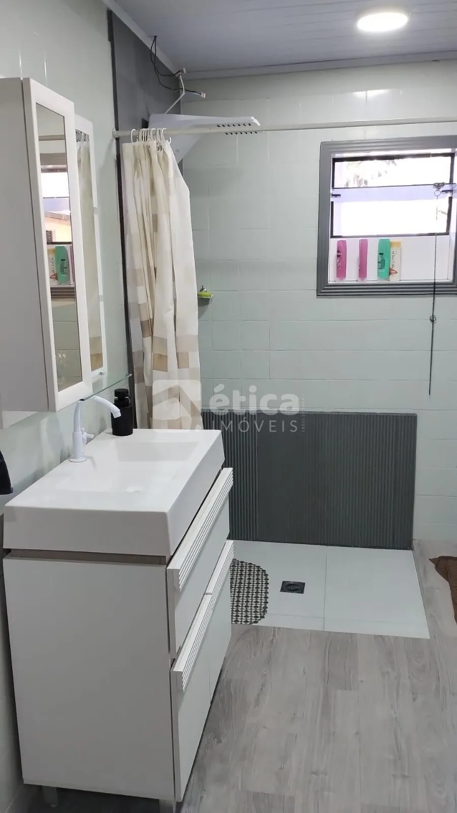 Espaçosa casa com Quintal Frutífero, no Bairro Itaipava. — foto 7