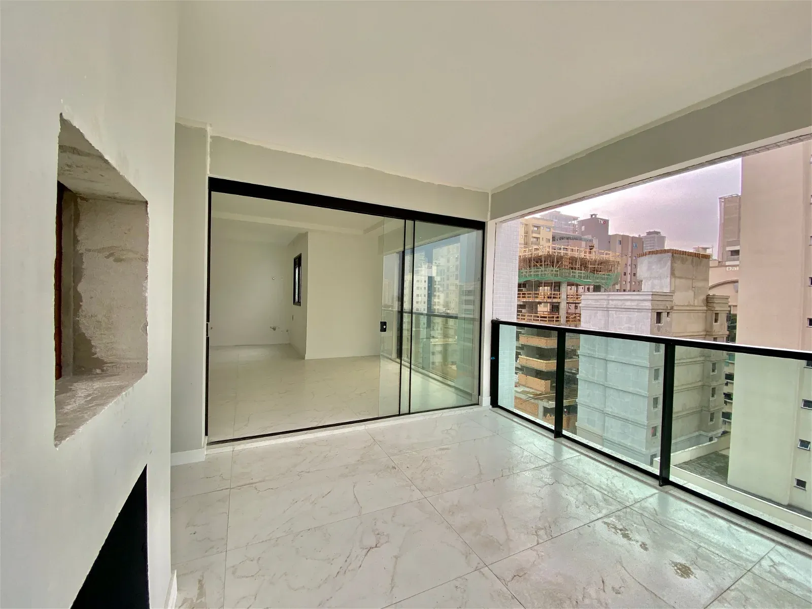 OPORTUNIDADE!!! PRONTO PRA MORAR COM 03 SUÍTES E 02 VAGAS DE GARAGEM!!! — foto 3