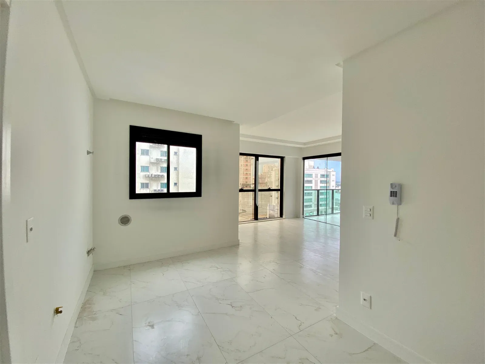 OPORTUNIDADE!!! PRONTO PRA MORAR COM 03 SUÍTES E 02 VAGAS DE GARAGEM!!! — foto 7