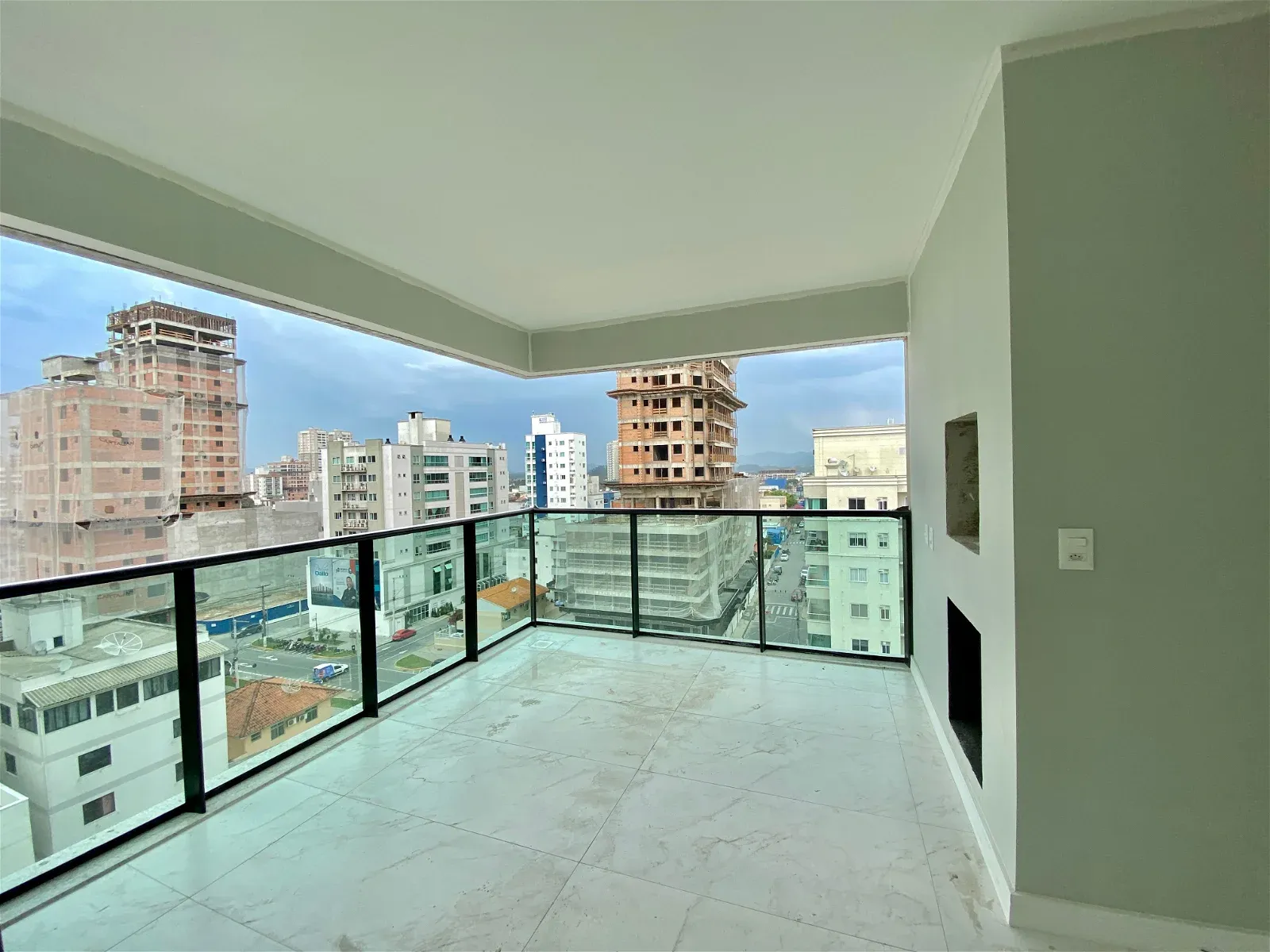 OPORTUNIDADE!!! PRONTO PRA MORAR COM 03 SUÍTES E 02 VAGAS DE GARAGEM!!! — foto 2