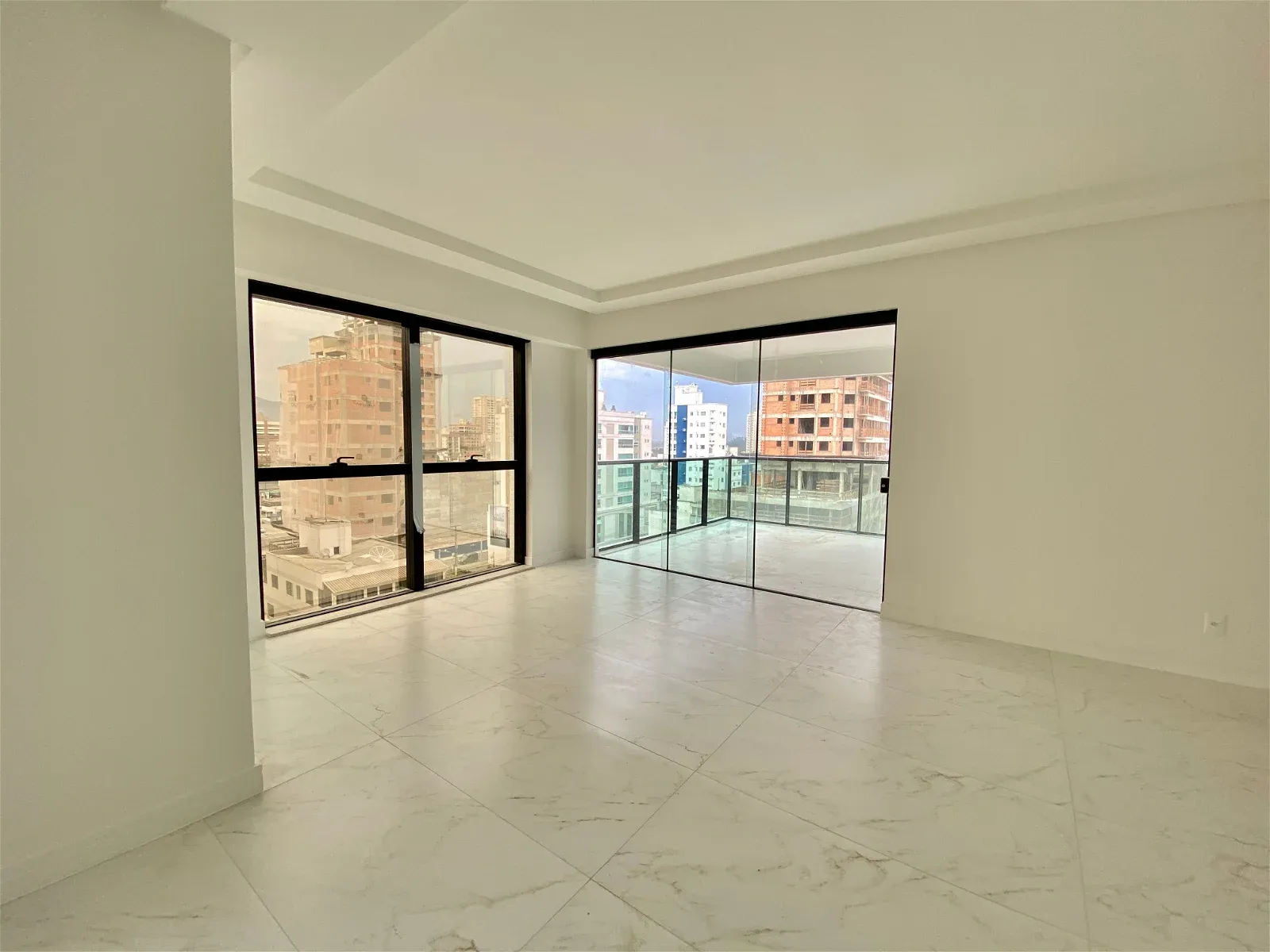 OPORTUNIDADE!!! PRONTO PRA MORAR COM 03 SUÍTES E 02 VAGAS DE GARAGEM!!! — foto 4