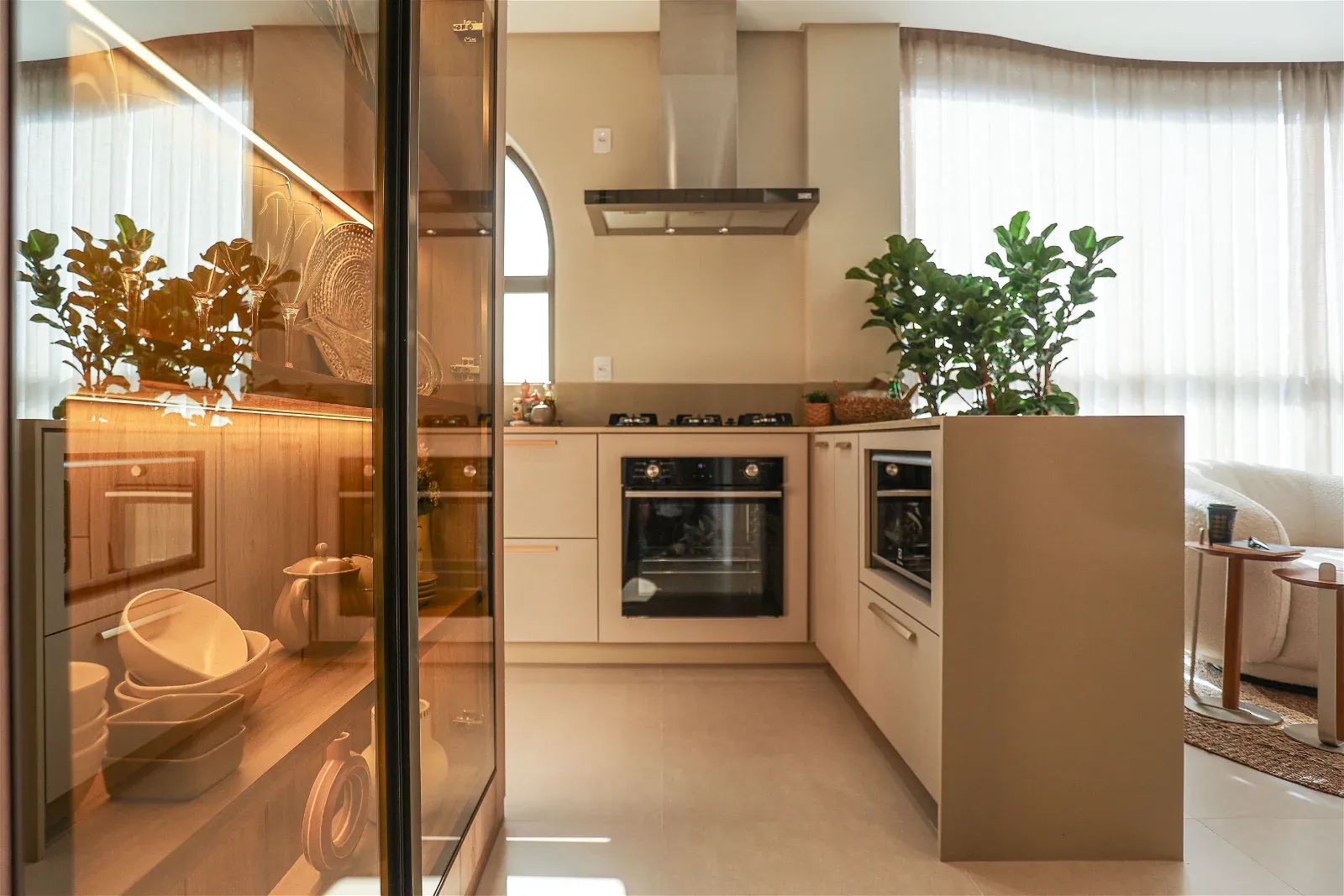 BELISSÍMO APARTAMENTO DECORADO COM 03 SUÍTES E 02 VAGAS DE GARAGEM!!! — foto 2
