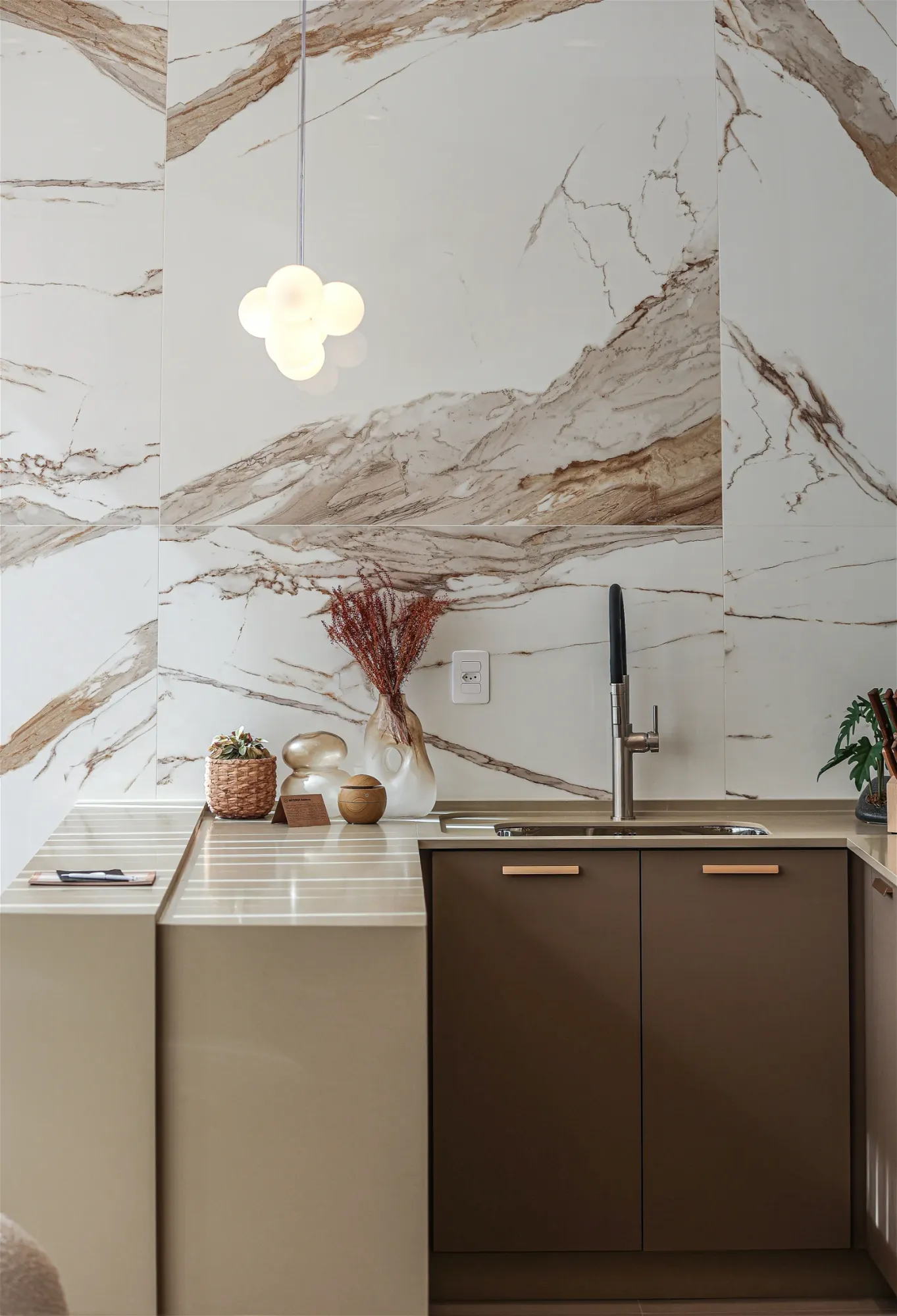 BELISSÍMO APARTAMENTO DECORADO COM 03 SUÍTES E 02 VAGAS DE GARAGEM!!! — foto 5
