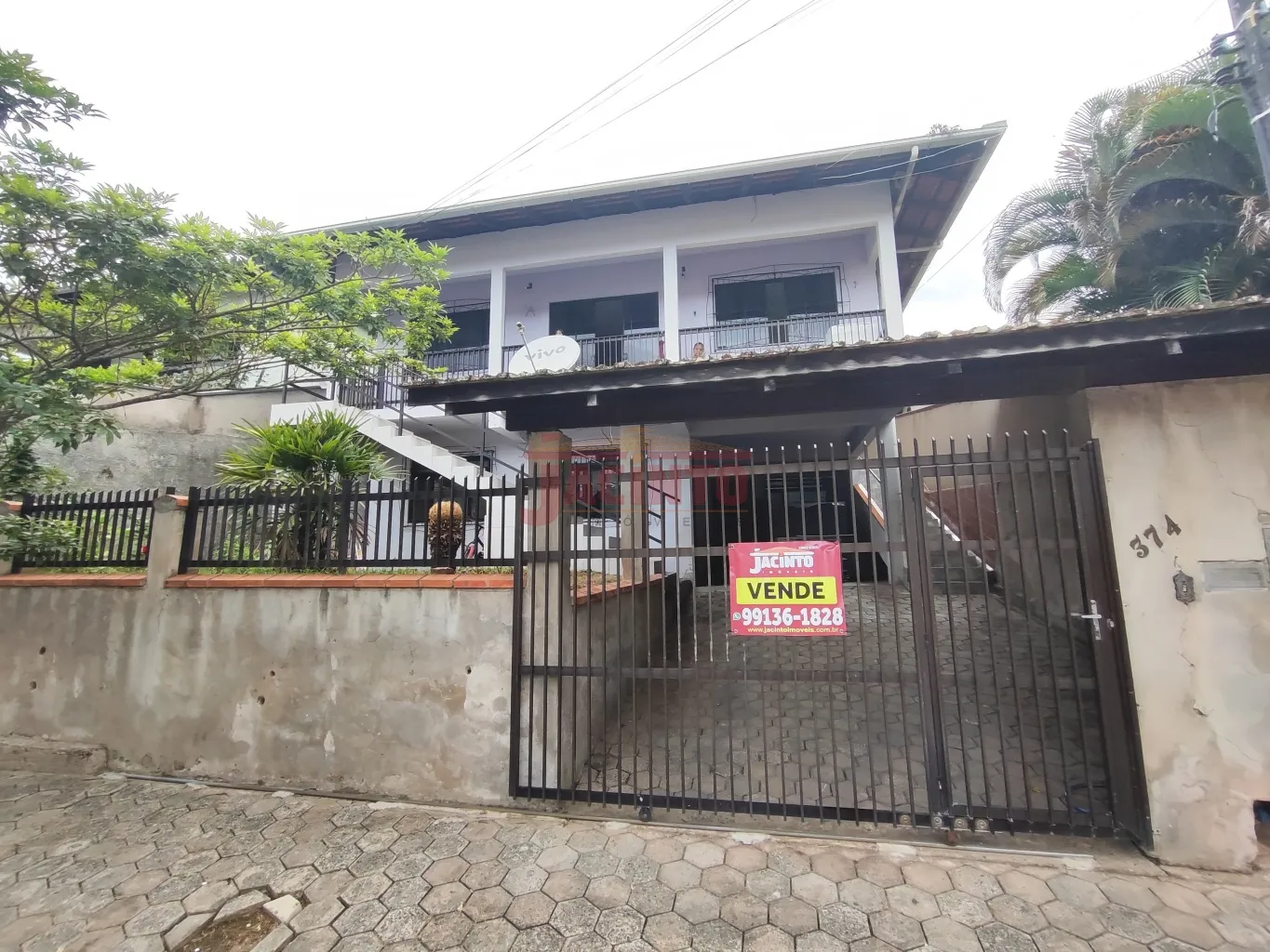 Duas casas (alvenaria principal e madeira nos fundos), contendo 9 dormitórios na principal e 2 dormitórios na casa dos fundos, atualmente utilizada para locação de kitnets, com entradas separadas. - foto 1