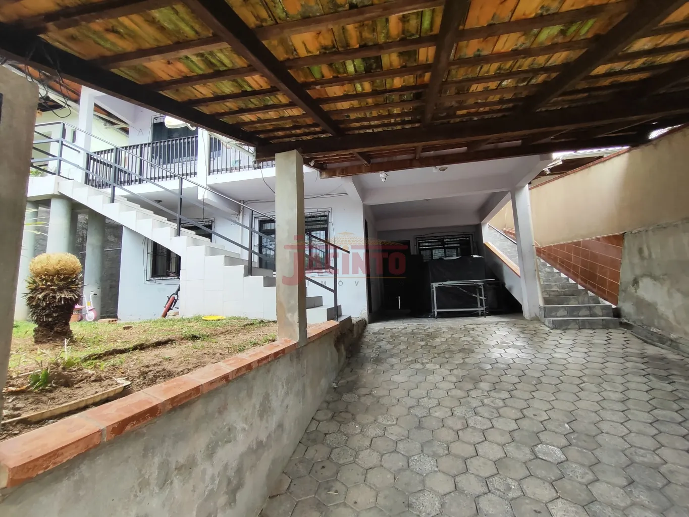 Duas casas (alvenaria principal e madeira nos fundos), contendo 9 dormitórios na principal e 2 dormitórios na casa dos fundos, atualmente utilizada para locação de kitnets, com entradas separadas. — foto 2