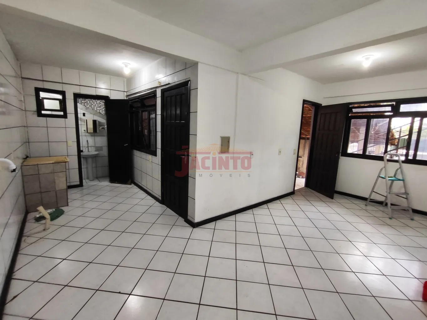 Duas casas (alvenaria principal e madeira nos fundos), contendo 9 dormitórios na principal e 2 dormitórios na casa dos fundos, atualmente utilizada para locação de kitnets, com entradas separadas. — foto 3