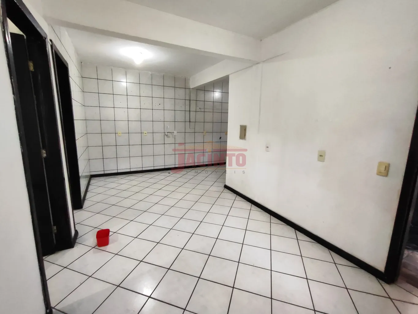 Duas casas (alvenaria principal e madeira nos fundos), contendo 9 dormitórios na principal e 2 dormitórios na casa dos fundos, atualmente utilizada para locação de kitnets, com entradas separadas. — foto 4
