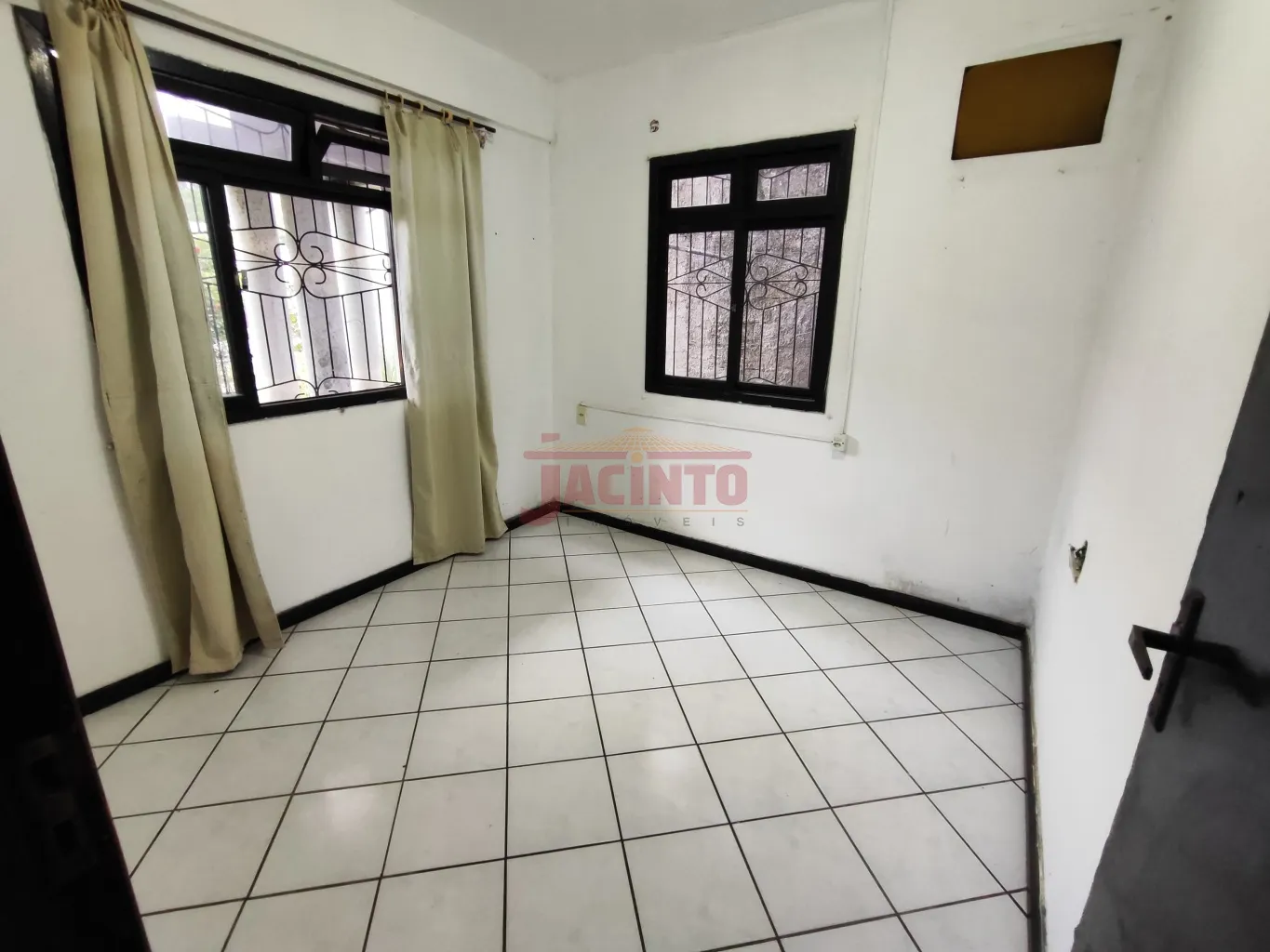 Duas casas (alvenaria principal e madeira nos fundos), contendo 9 dormitórios na principal e 2 dormitórios na casa dos fundos, atualmente utilizada para locação de kitnets, com entradas separadas. — foto 6