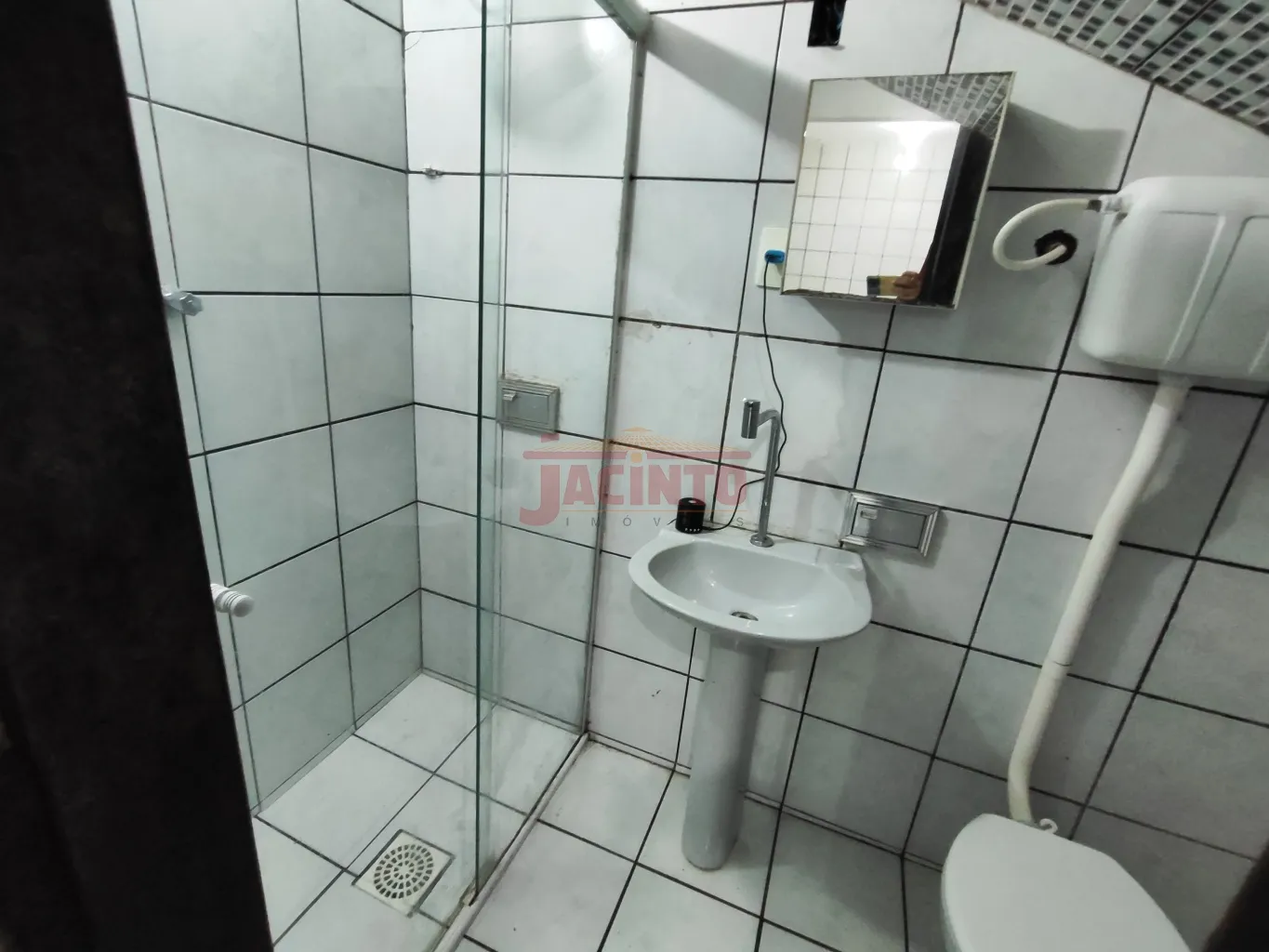 Duas casas (alvenaria principal e madeira nos fundos), contendo 9 dormitórios na principal e 2 dormitórios na casa dos fundos, atualmente utilizada para locação de kitnets, com entradas separadas. — foto 7