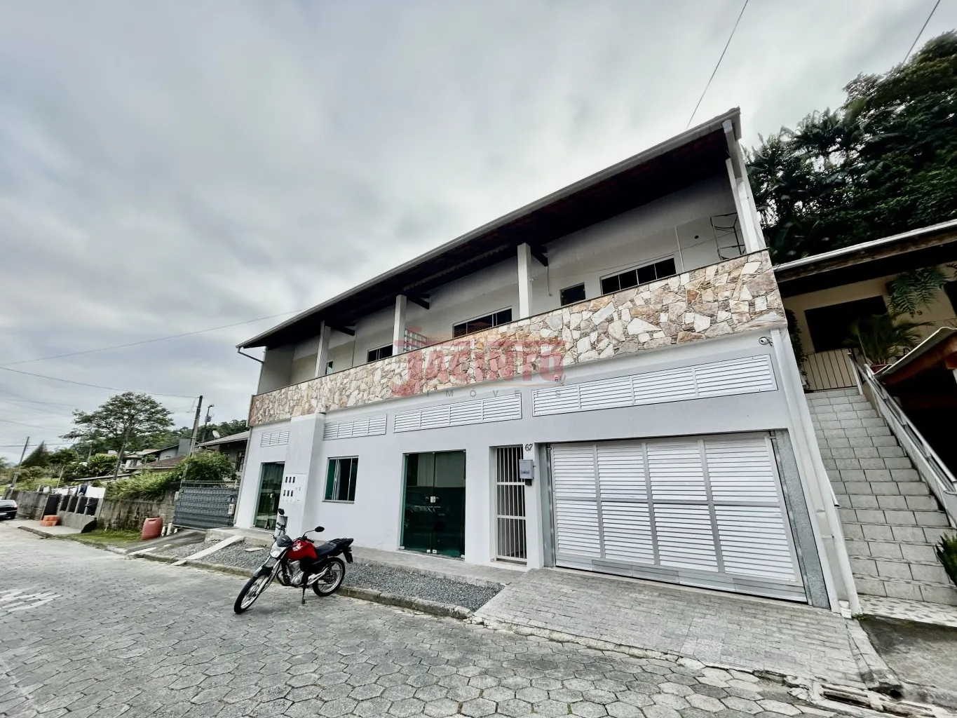 Oportunidade de investimento para locação: uma casa e mais 4 apartamentos, no bairro Fortaleza Alta. - foto 1