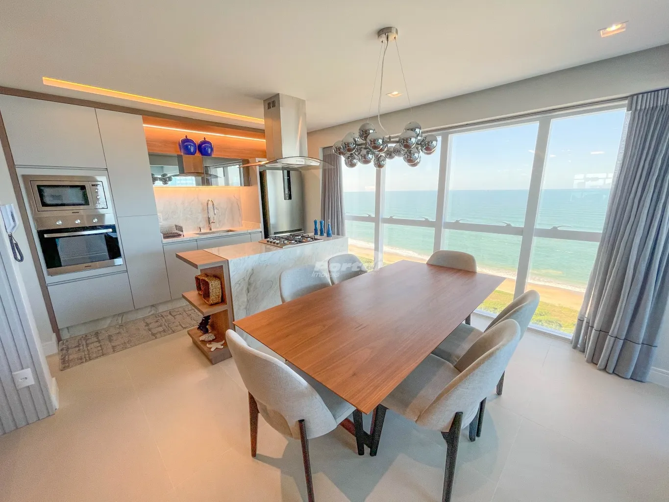 Apartamento frente mar, finamente mobiliado e decorado em empreedimento alto padrão da Vetter Empreendimentos com 3 suítes e 2 vagas de garagem!! - foto 1