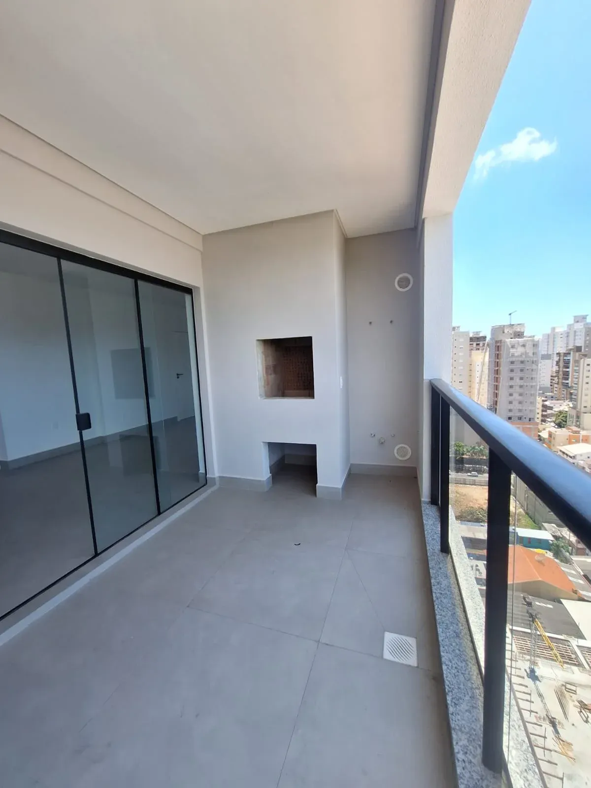 PRONTO PRA MORAR!!! APARTAMENTO DE 02 SUÍTES E 02 VAGAS DE GARAGEM!! — foto 2