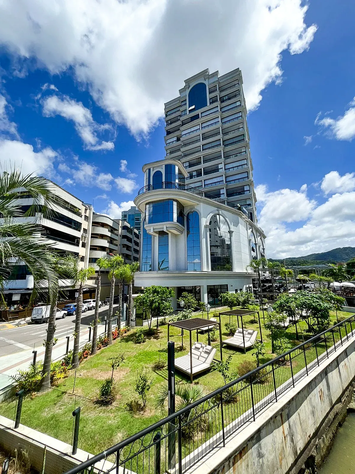 LINDISSÍMO EMPREENDIMENTO NA BEIRA MAR!!! COM 04 SUÍTES E 03 VAGAS DE GARAGE!!! - foto 1