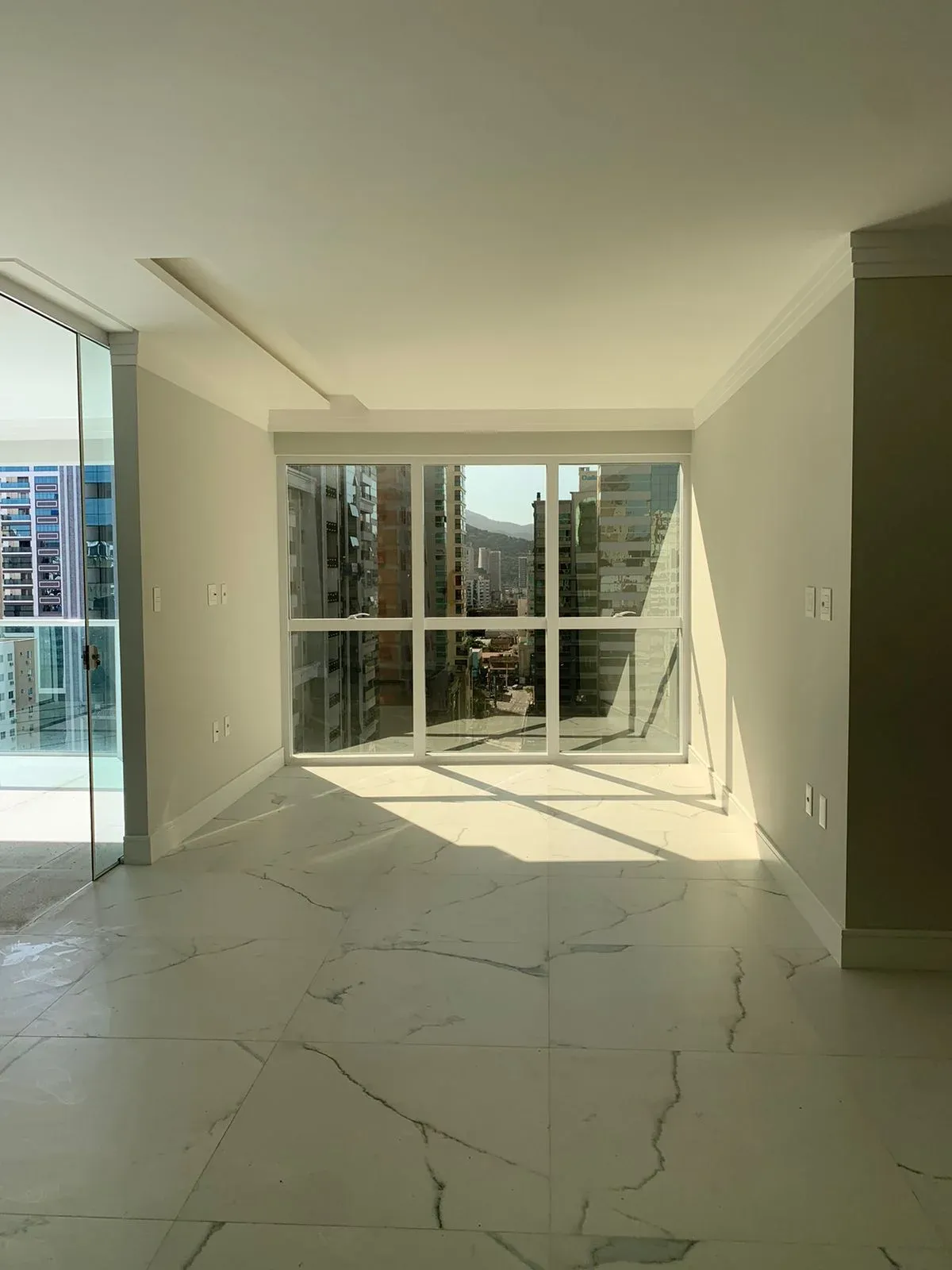 APARTAMENTO BEM LOCALIZADO NA MEIA PRAIA COM 03 SUÍTES E 02 VAGAS DE GARAGEM!!! — foto 4