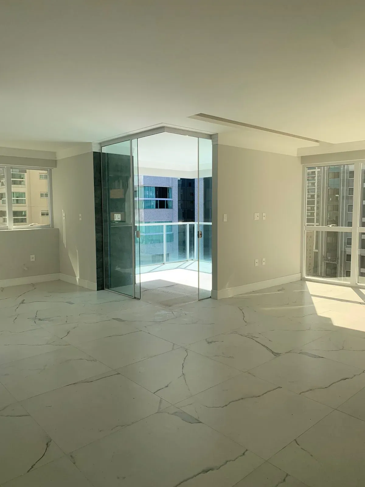 APARTAMENTO BEM LOCALIZADO NA MEIA PRAIA COM 03 SUÍTES E 02 VAGAS DE GARAGEM!!! — foto 3