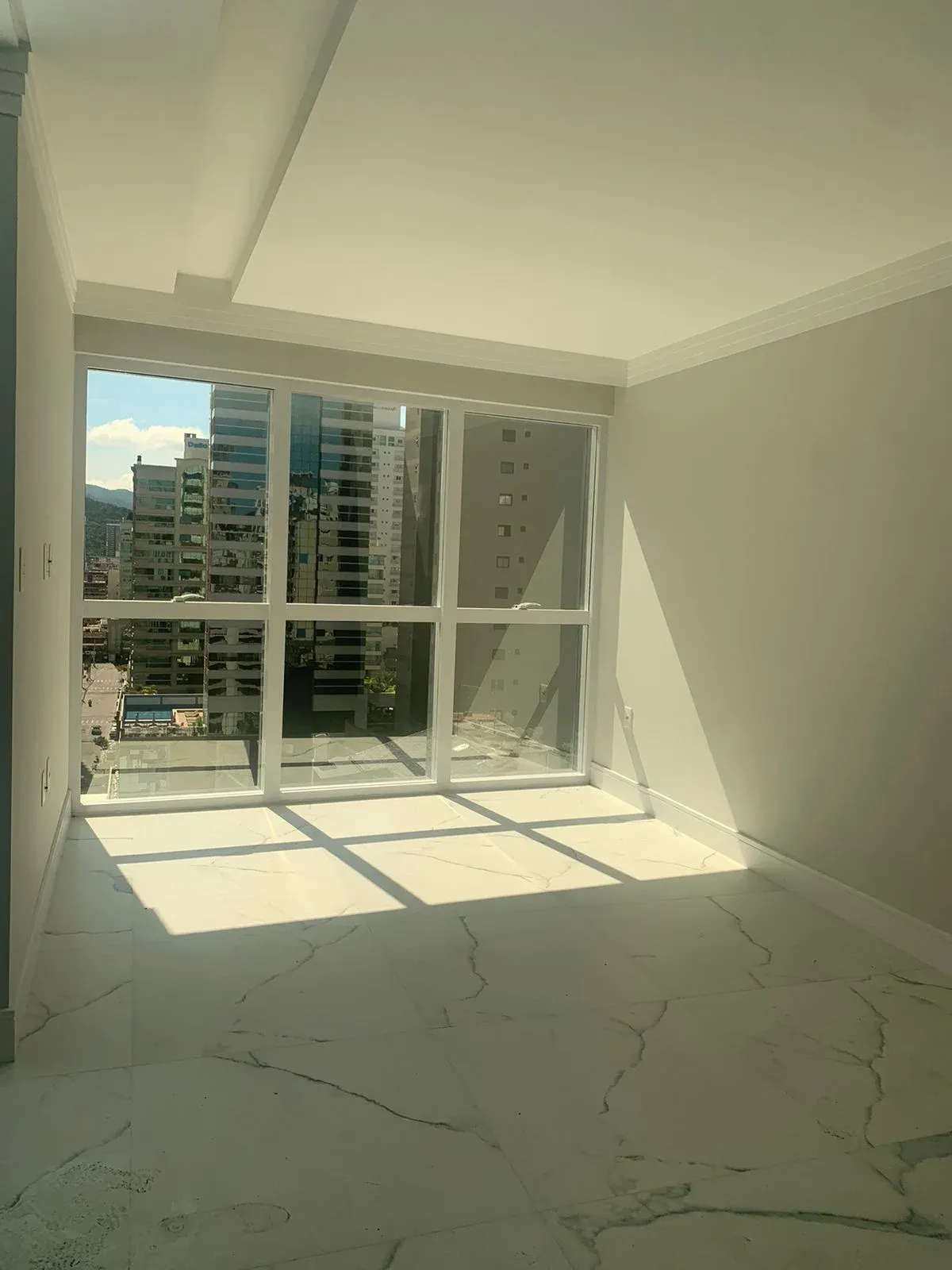 APARTAMENTO BEM LOCALIZADO NA MEIA PRAIA COM 03 SUÍTES E 02 VAGAS DE GARAGEM!!! — foto 7