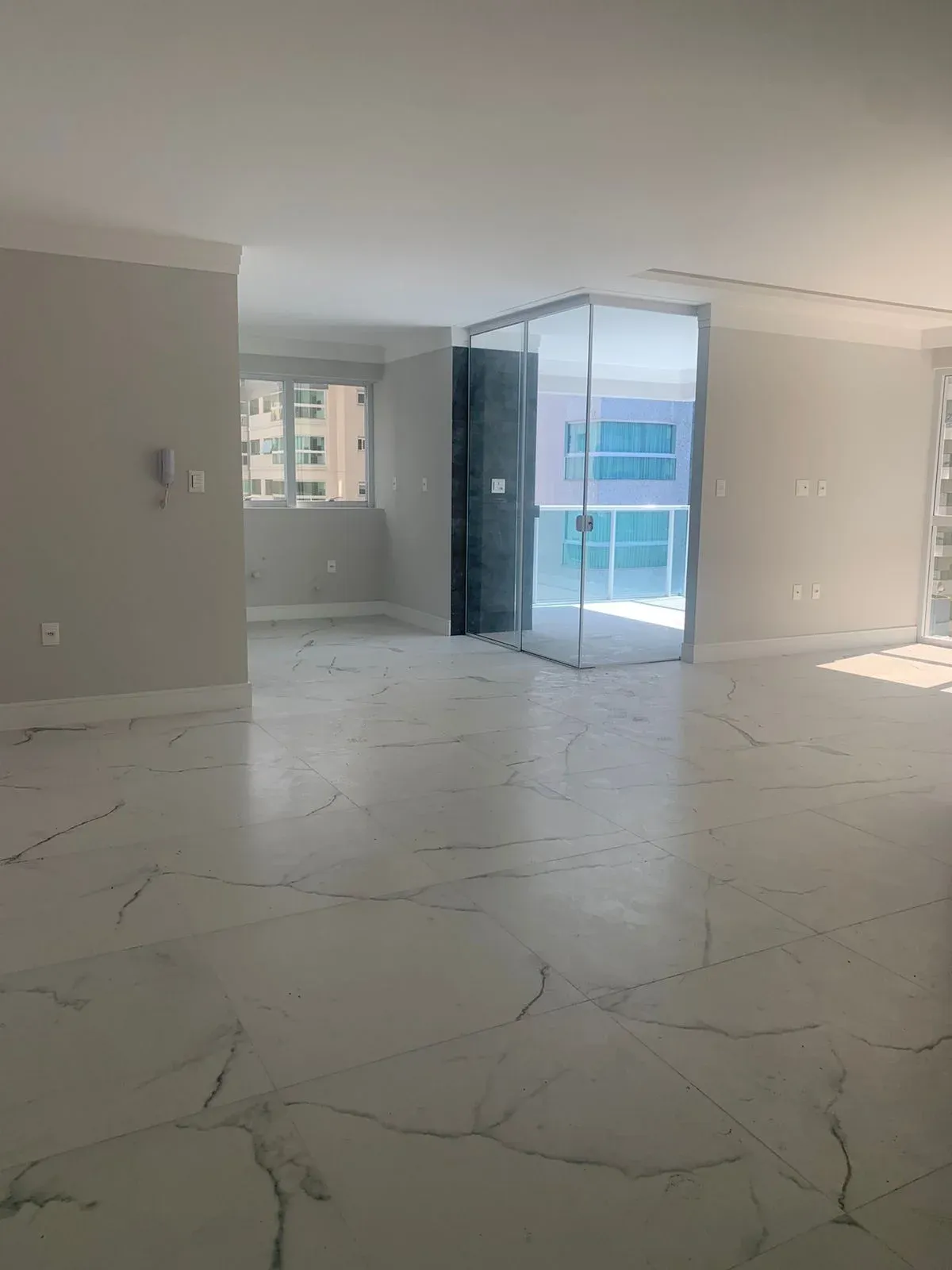 APARTAMENTO BEM LOCALIZADO NA MEIA PRAIA COM 03 SUÍTES E 02 VAGAS DE GARAGEM!!! — foto 2