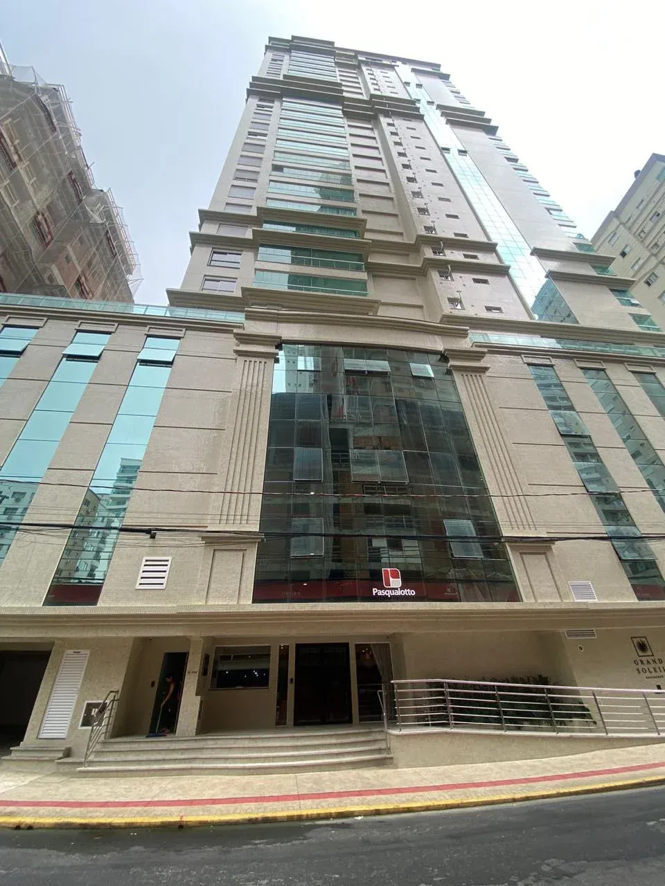 APARTAMENTO PRONTO PRA MORAR!! COM 04 DORMITÓRIOS SENDO 02 SUÍTES E 03 VAGAS NA MEIA PRAIA!! - foto 1