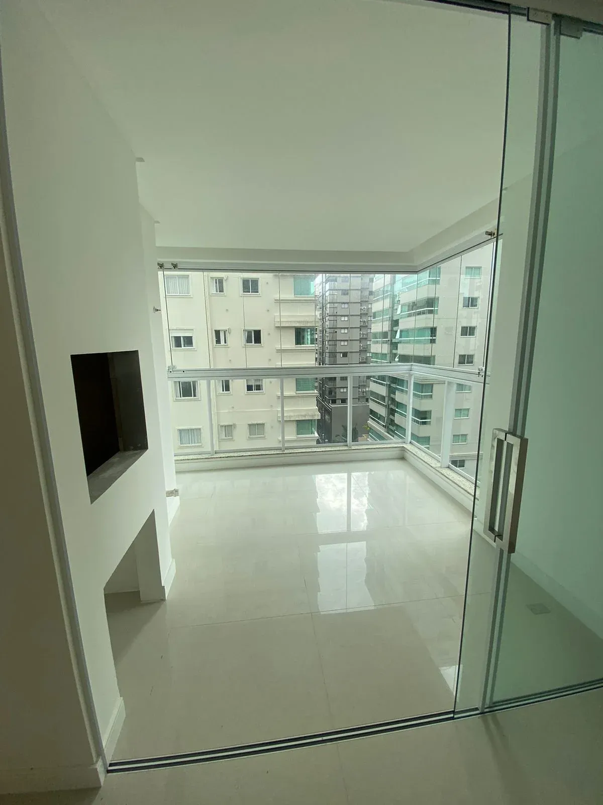 APARTAMENTO PRONTO PRA MORAR!! COM 04 DORMITÓRIOS SENDO 02 SUÍTES E 03 VAGAS NA MEIA PRAIA!! — foto 3