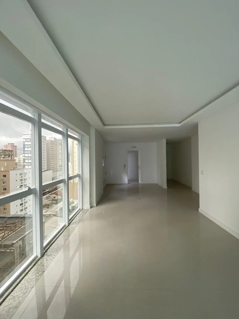 APARTAMENTO PRONTO PRA MORAR!! COM 04 DORMITÓRIOS SENDO 02 SUÍTES E 03 VAGAS NA MEIA PRAIA!! — foto 2
